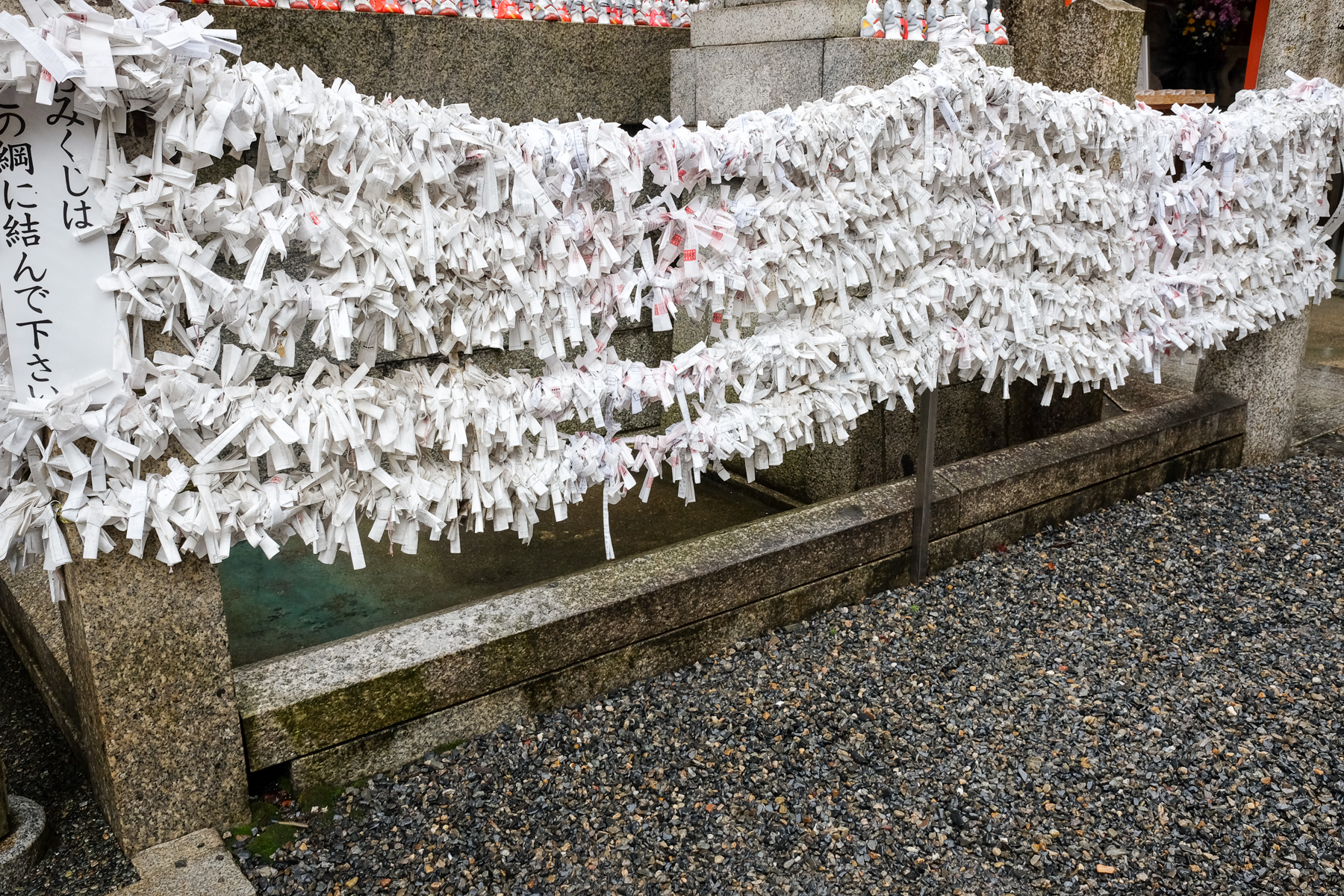 Wenn im Mikuji Orakel nicht das erwünschte Ergebnis steht, bindet man diesen einfach an den Schrein, um das Unglück abzuwenden.