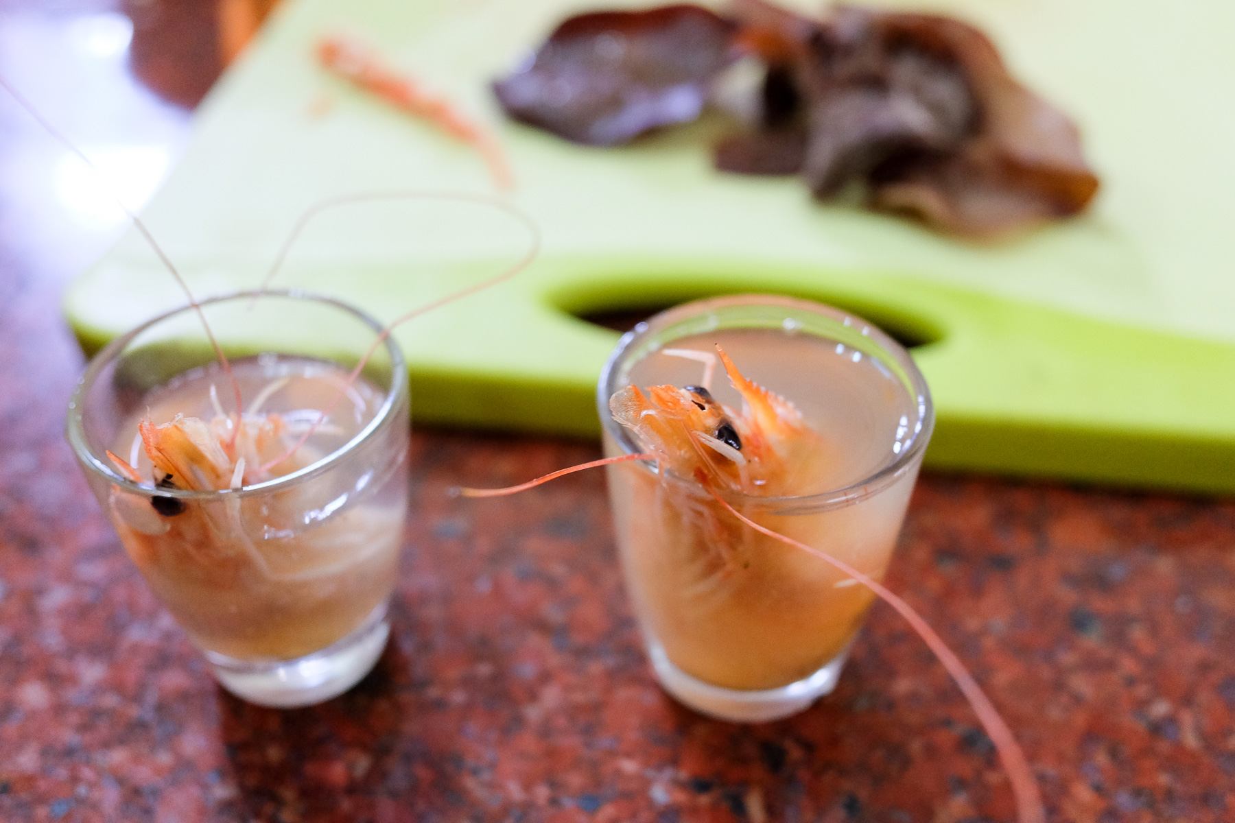 Schnaps mit Schrimp-Kopf - nom!